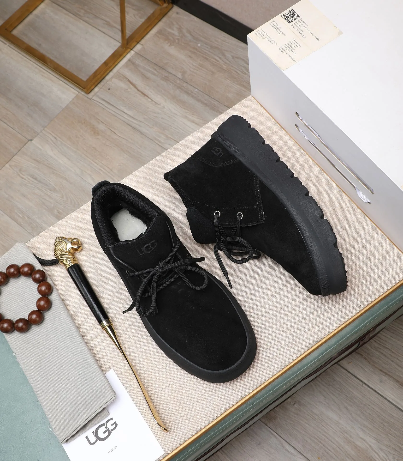 Men's shoes 💰620 Please note the quality of the original order and compare the thickness of the wool 🏮🏮 Popular UGG from Australia's warm luxury brand men's shoes, the official website is synchronized, Beckham men's style..., made of imported top-layer waxed cowhide, waxed toe cap, Australian genuine wool velvet lining Carefully sewn...Imported rubber Martin boots outsole (comfortable, soft and wear-resistant). I really like the quality..Exquisite workmanship. You can't put it down at first sight. Size 39-44
